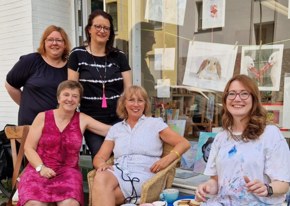 Fünf Künstlerinnen des Ateliers Kunstglück stellen jetzt im Augustinus-Hospiz aus. Foto: Kunstglück 