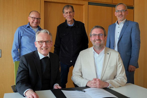 Kooperationsvertrag unterzeichnet (von links): Willy Schlömer, Pfarrer Dr. Heribert Lennartz, Horst Herbertz, Erik Lierenfeld und Dr. Torsten Spillmann.