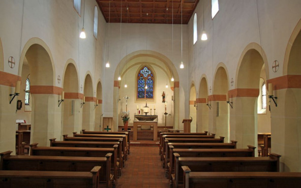Mehrheit gegen neue Sitzordnung: Kirchenbänke statt Stuhl-Oval um den Altar in Gohr